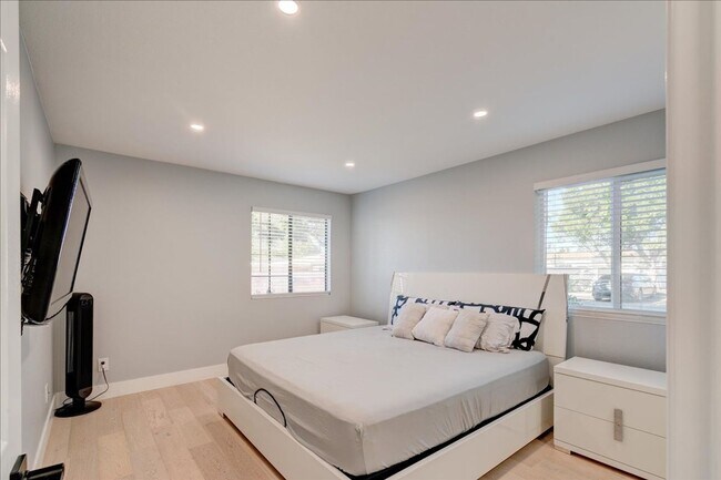 Building Photo - Fully Remodeled 1 Bed - 1 Bath in Gated Community