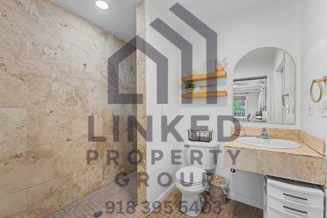Building Photo - Beautiful Maple Ridge Home