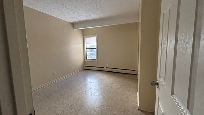 Building Photo - 5 Bedroom 1.5 Bath Spacious Apartment - Heat and Hot Water Included