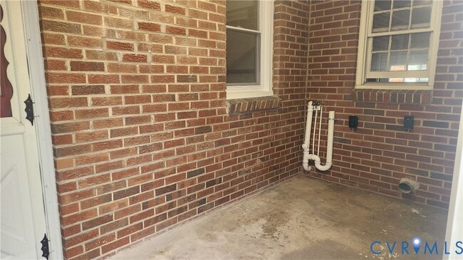 Building Photo - 428 Roslyn Ave