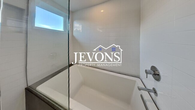 Building Photo - 5BR/4.5BA House in Seattle -- Available Now!