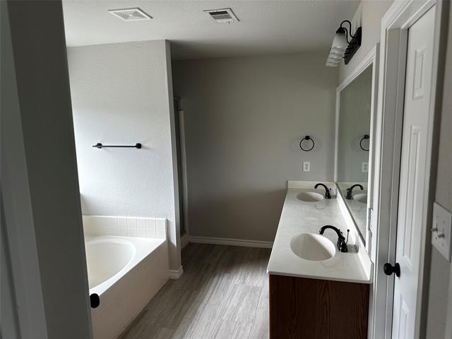 Building Photo - 2512 Clubhouse Dr