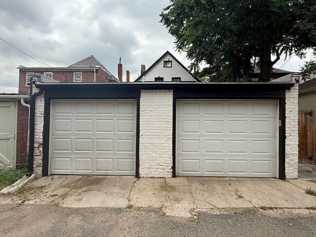 Building Photo - Modern 3-Bedroom Retreat in the Heart of C...