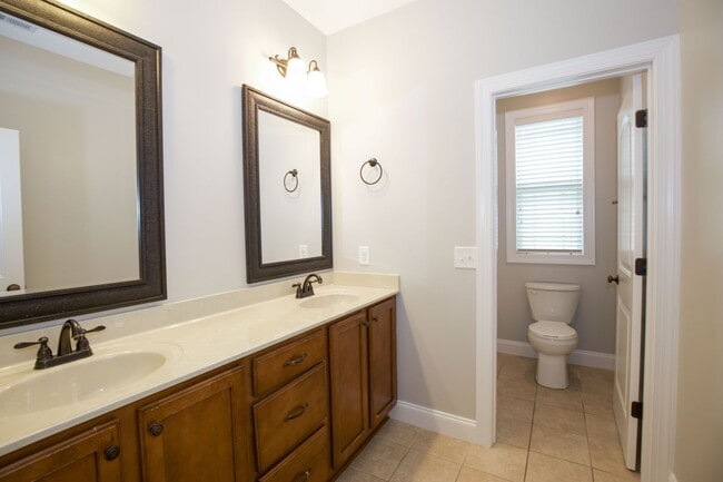 Building Photo - Woodlake Home