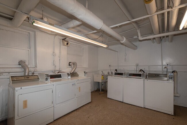 Building Photo - 708 W Belmont Ave