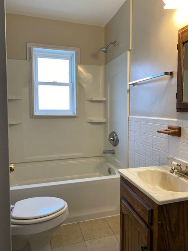 Building Photo - Three Bedroom Home w/Large Kitchen, Oversi...