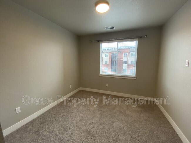 Building Photo - 981 S Sable Blvd