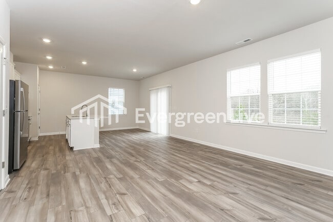 Building Photo - 5609 Hydrangea St