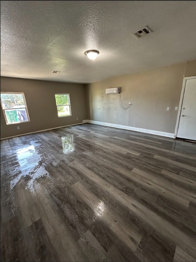 Building Photo - Stunning 4 Bedroom