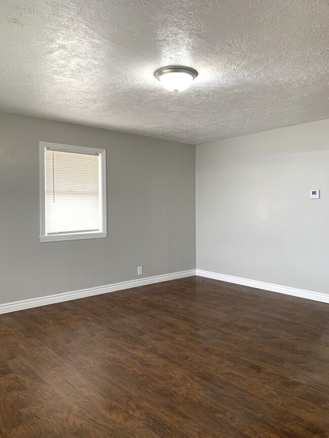Building Photo - 423 E 450 S