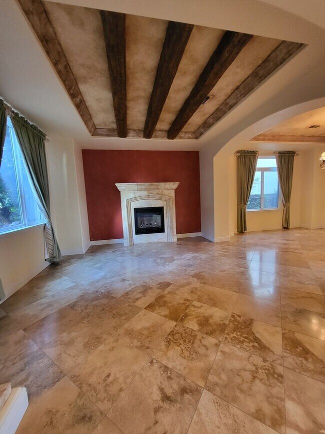 Building Photo - Absolutely Gorgeous 4BD / 3BA Home with Pool in Quiet Neighborhood