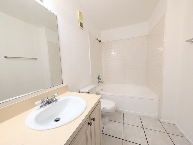 Building Photo - Bright & Well-Located 1BR/1BA Condo – Kendall Area