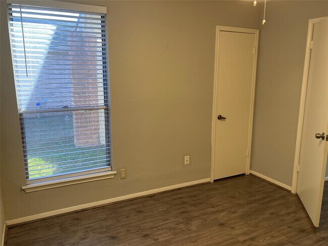 Building Photo - 2734 Colony Dr