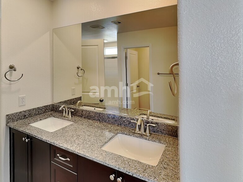 Building Photo - 5804 Petronius St