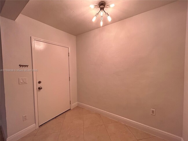 Building Photo - 2880 Pine Tree Dr