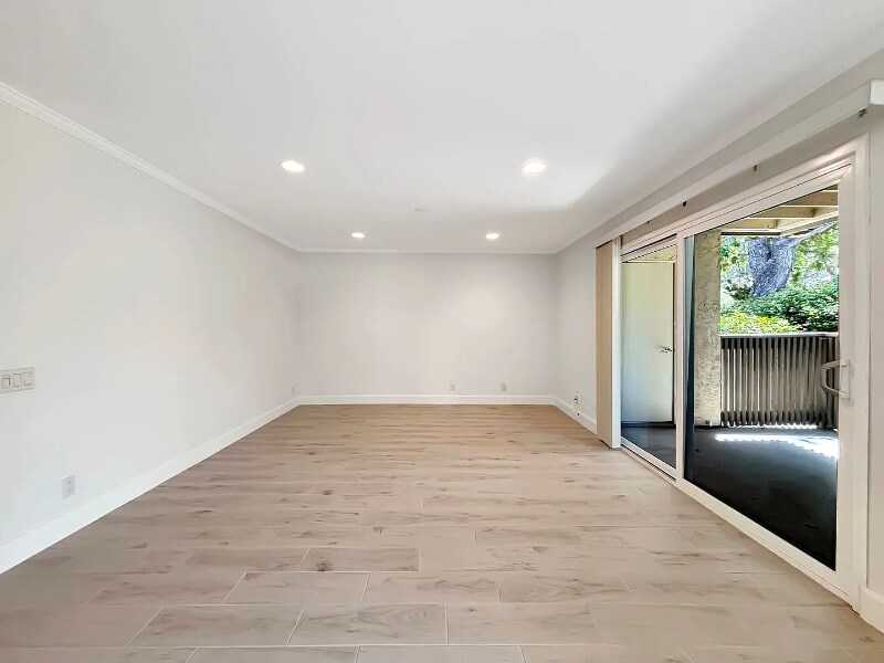 Building Photo - 8503 Villa La Jolla Dr