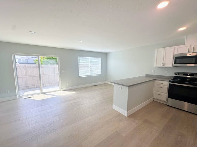 Building Photo - 7643 Coloma St
