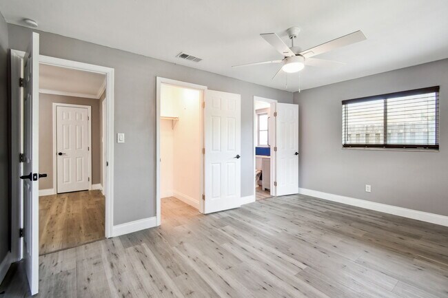 Building Photo - 528 Manor Dr