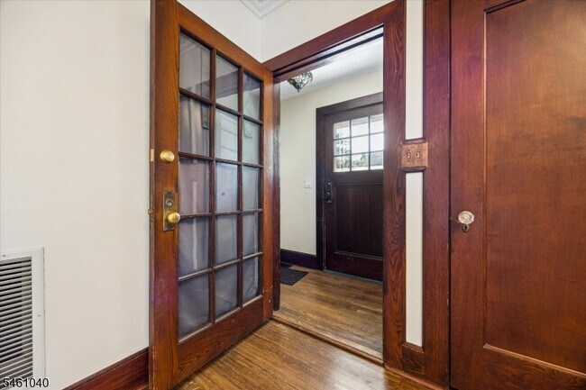 Building Photo - 44 Walnut Crescent
