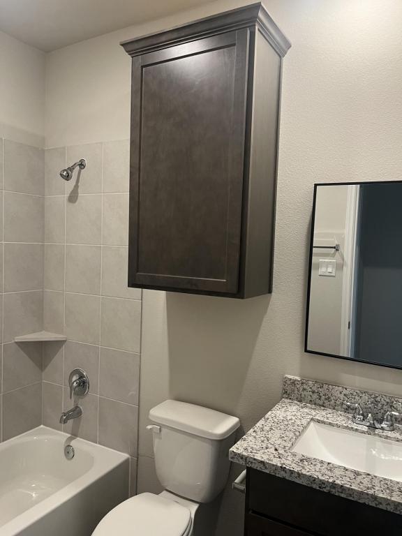 Building Photo - 409 E Avenue