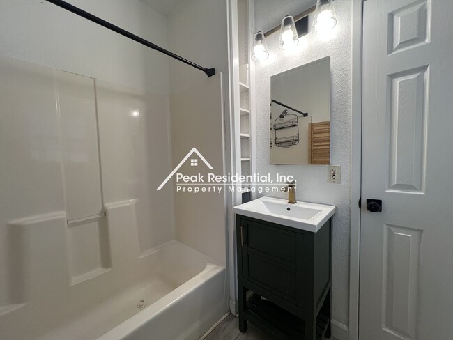 Building Photo - Charming Tahoe Park 2bd/1ba House