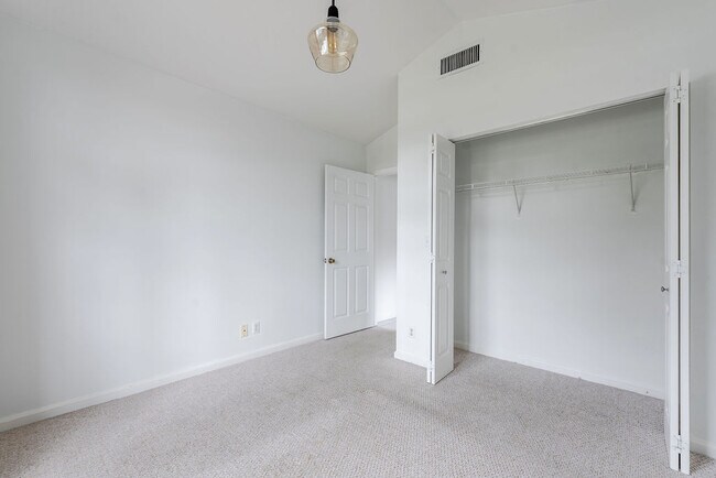 Building Photo - 1975 Oak Berry Cir