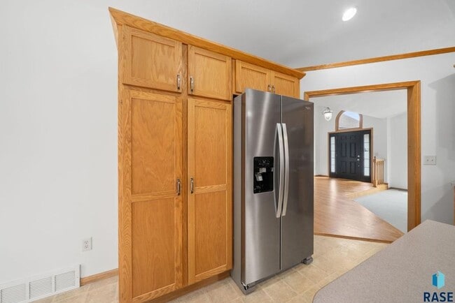 Building Photo - Charming Multi-Level Home! Large Backyard,...