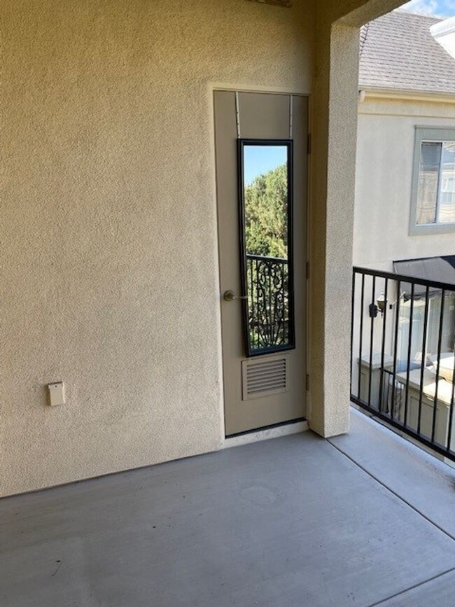 Building Photo - Top Floor One Bedroom Unit in Gated Commun...