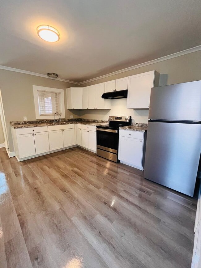 Building Photo - Very spacious 3 bed 1 bath Duplex