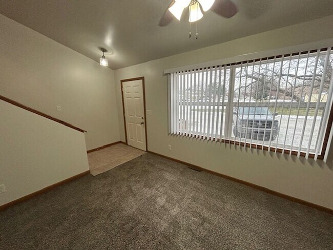 Building Photo - 2 bedroom 1.5 bath TOWNHOUSE with double private balconies and private view of the woods!