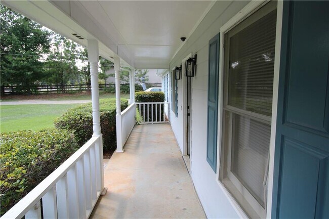 Building Photo - 2320 Ridgedale Dr SW