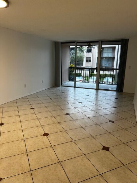 Building Photo - 10525 SW 112th Ave