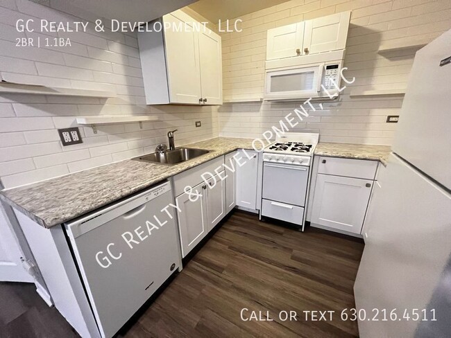 Building Photo - ***3LINCOLN PARK - COACH HOUSE / 2 BDRM + ...