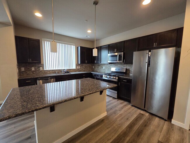 Building Photo - 2524 Jacaranda Ave