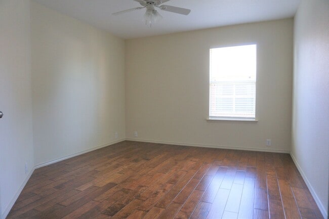 Building Photo - 2417 Hampton Dr