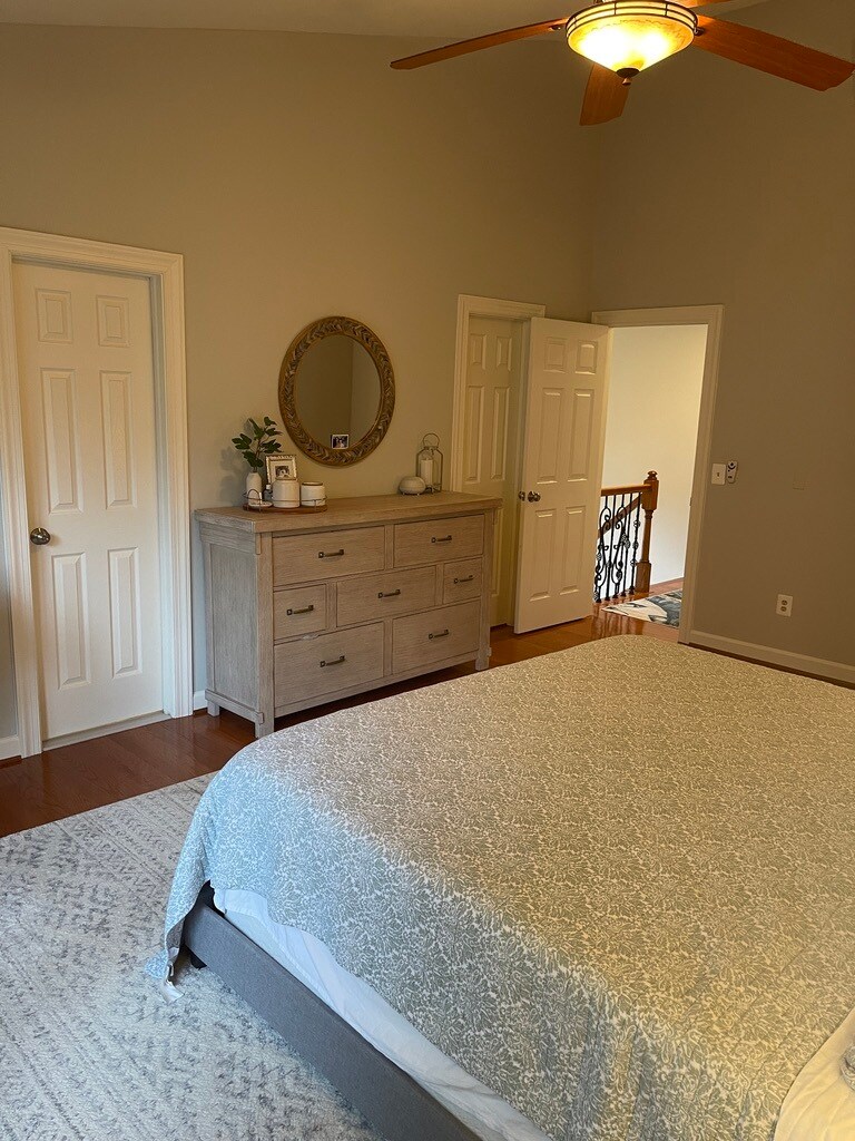 Primary Bedroom - 2100 Bobbyber Dr