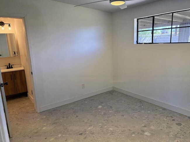 Building Photo - 519 W 16th St