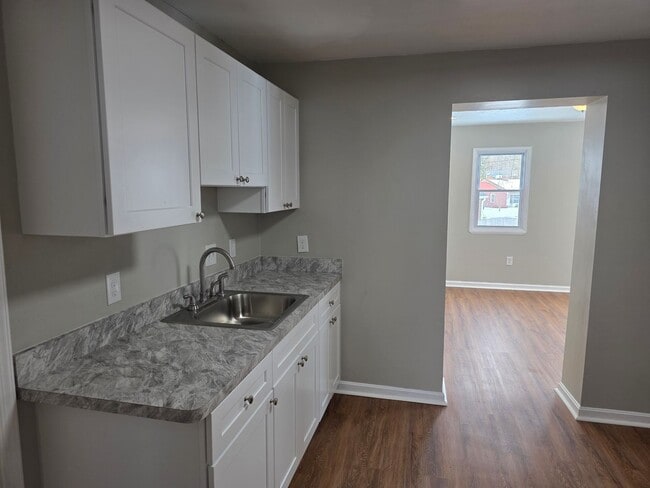 Building Photo - 8 W Chestnut Hill Rd