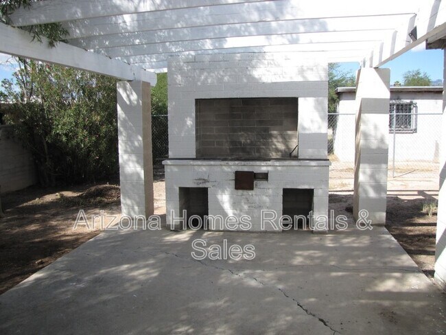 Building Photo - 801 E Halcyon Rd