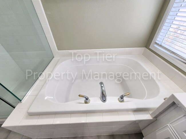 Building Photo - Stunning Newly Remodeled 4 bed / 2.5 bath ...