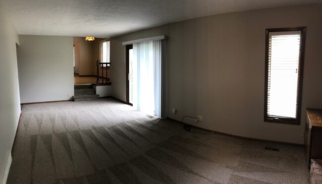 Building Photo - Come check out this roomy Tri-level in a g...