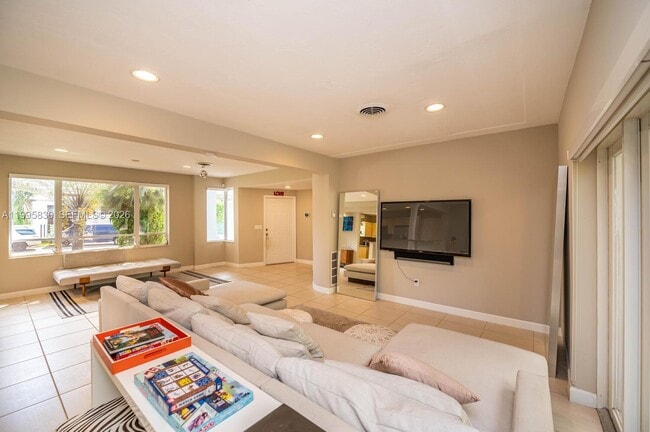 Building Photo - 9520 E Broadview Dr