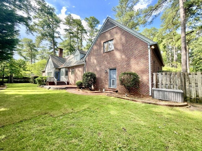 Building Photo - 4 Bed, 4 And A Half Bath Nest In Haymount
