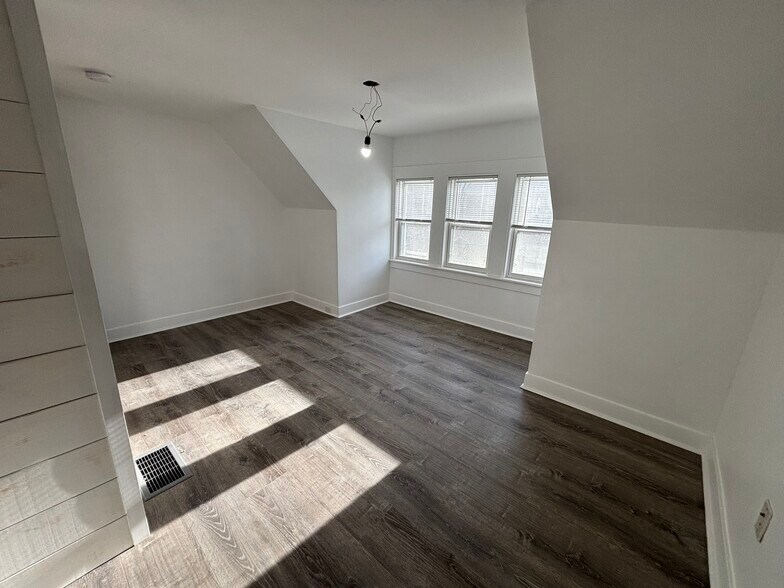 Building Photo - 1744 Farmington Ave