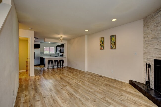 Building Photo - Central 2 bed 1.5 bath Townhouse