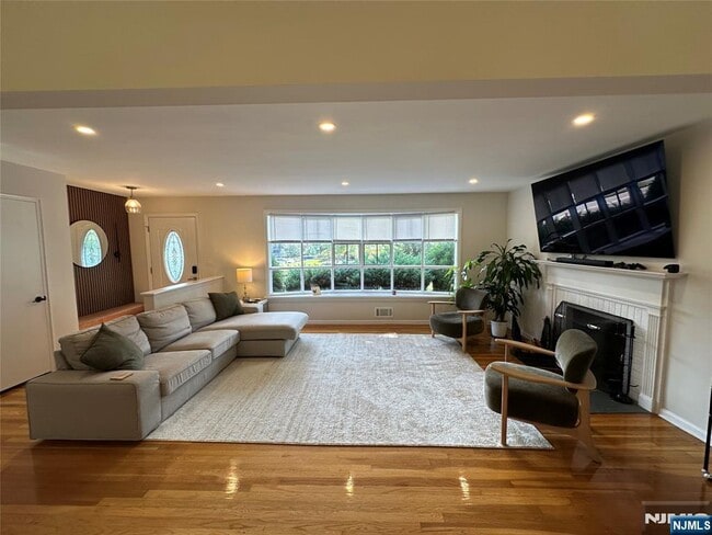 Building Photo - 339 Durie Ave