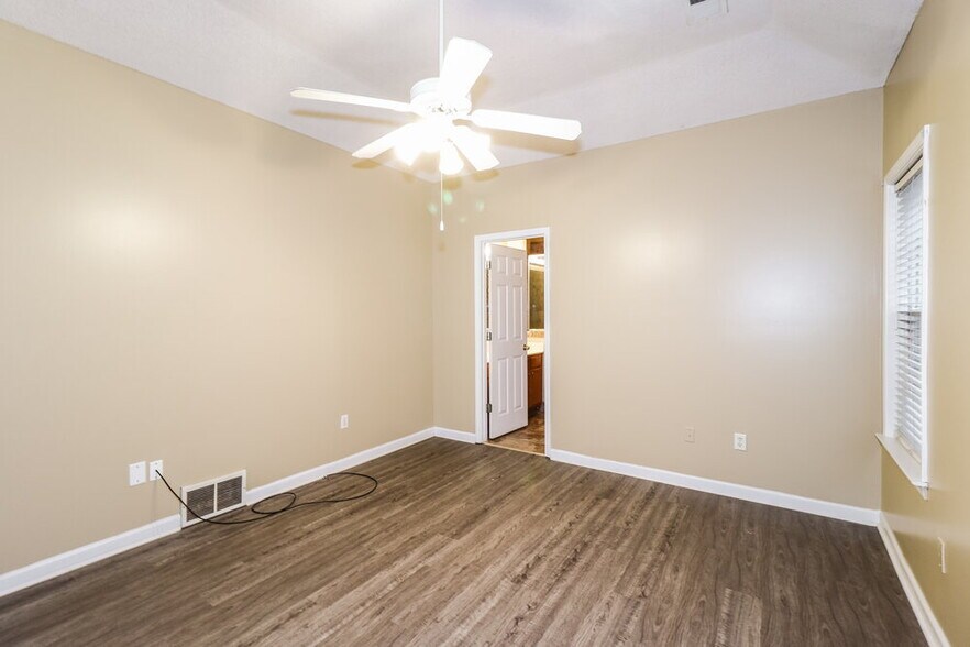 Building Photo - 8691 Overcup Oaks Dr