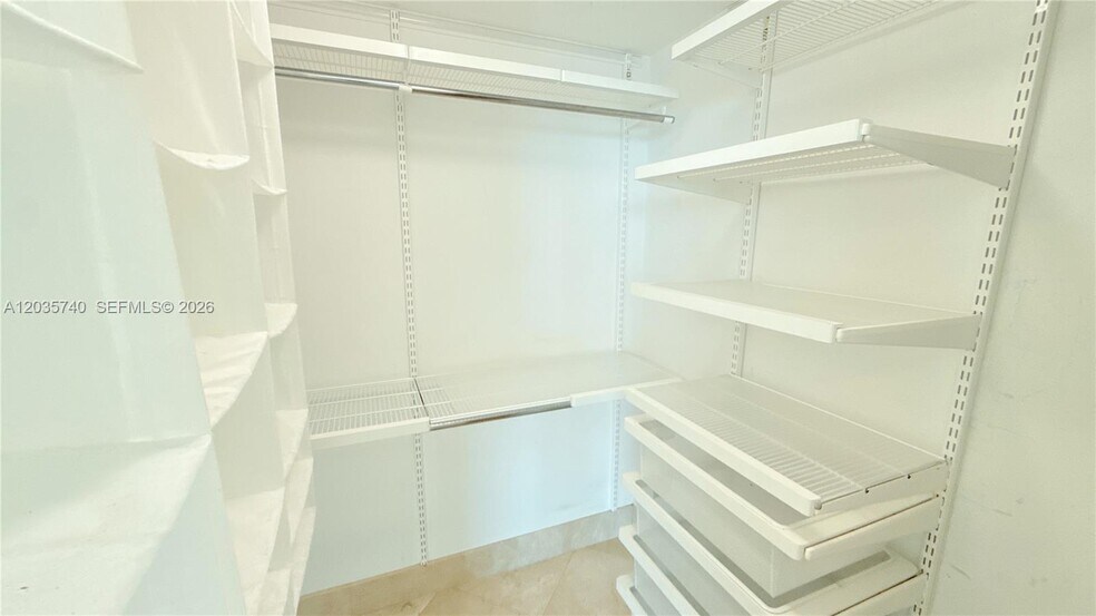 Building Photo - 950 Brickell Bay Dr