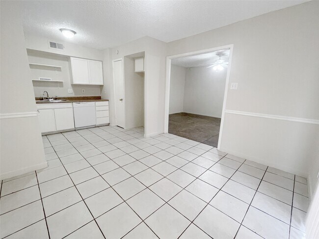 Building Photo - 12023 Greenwood-Forest Dr