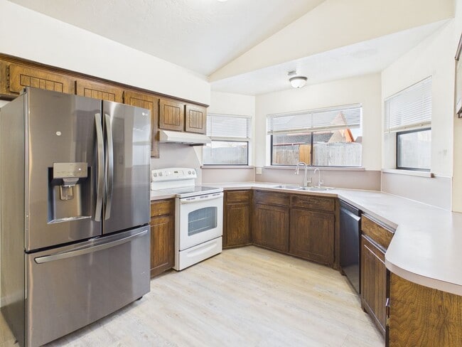 Building Photo - 3904 SW Parkridge Blvd